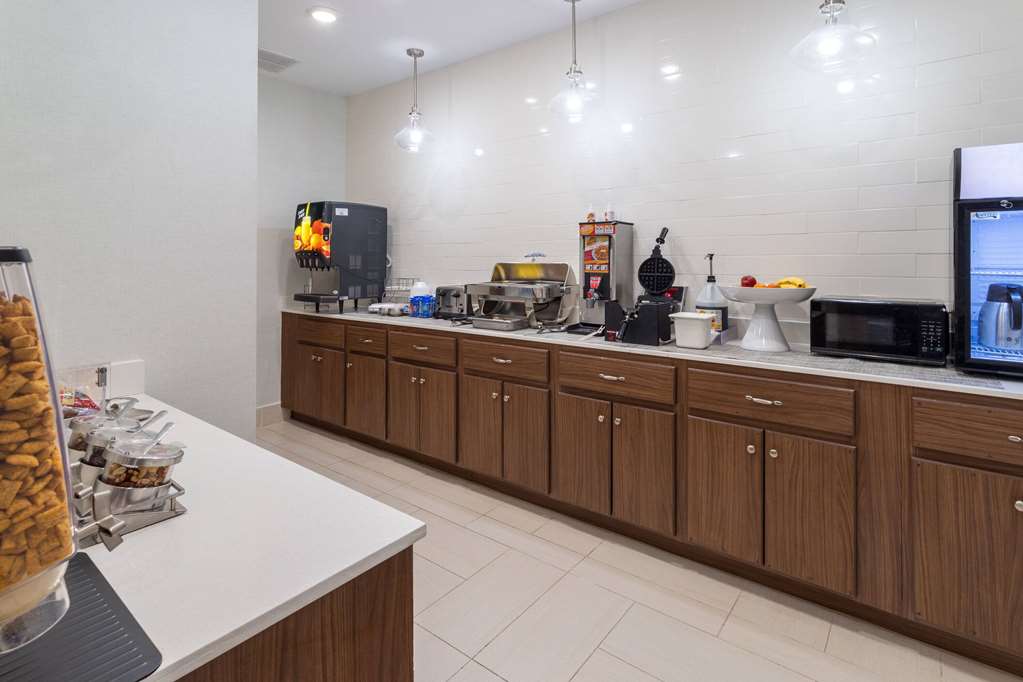 La Quinta Inn & Suites by Wyndham Augusta Near Fort Gordon - photo 28
