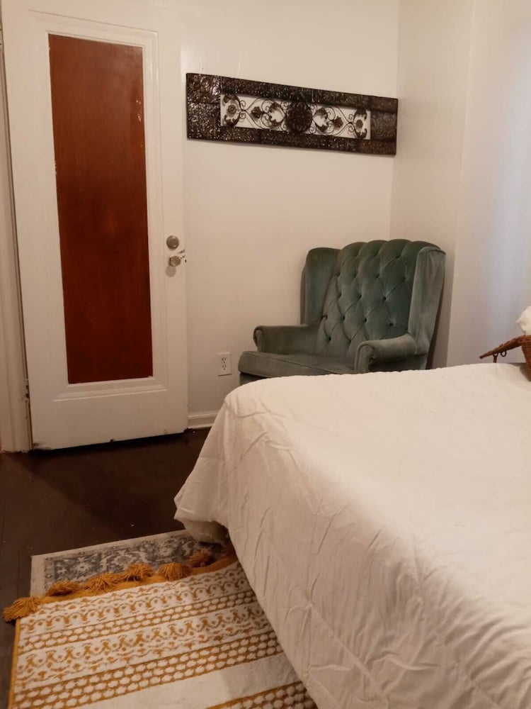 Super Comfy Room at a Great Location - photo 2