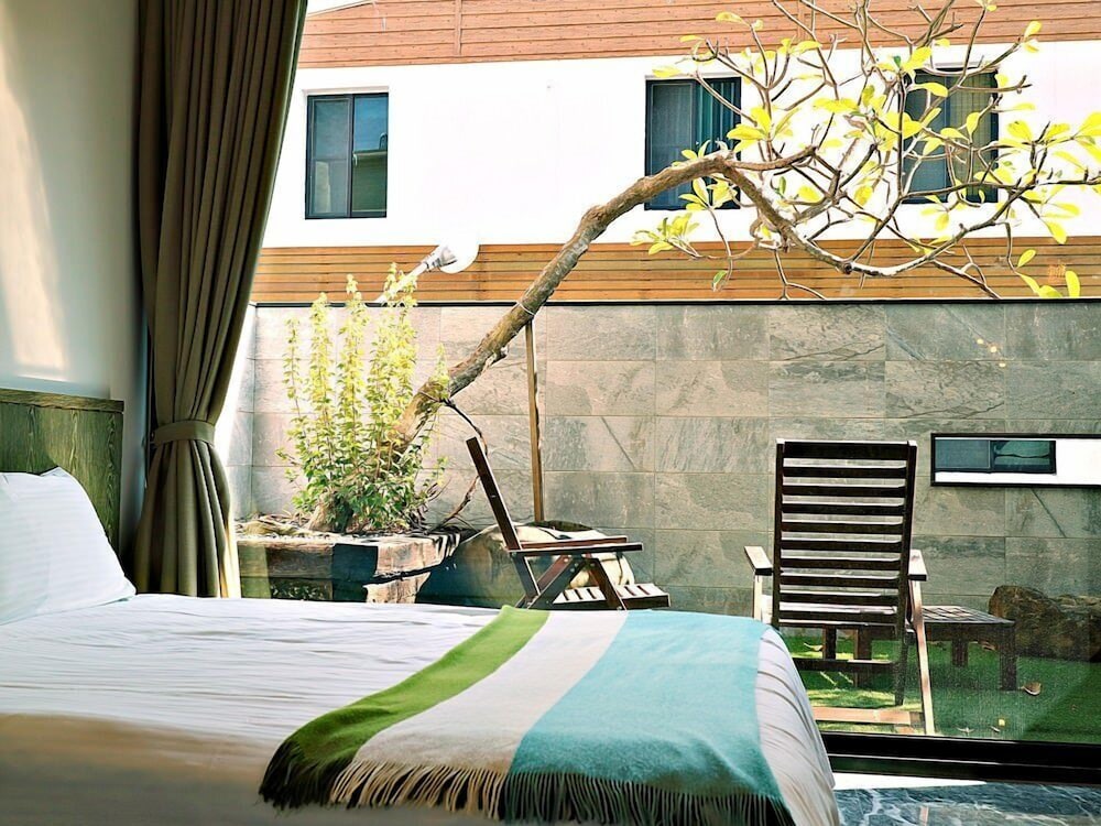 Fun Time 微旅 台南親子電梯villa泳池包棟別墅 - carbon neutral hotel in Tainan