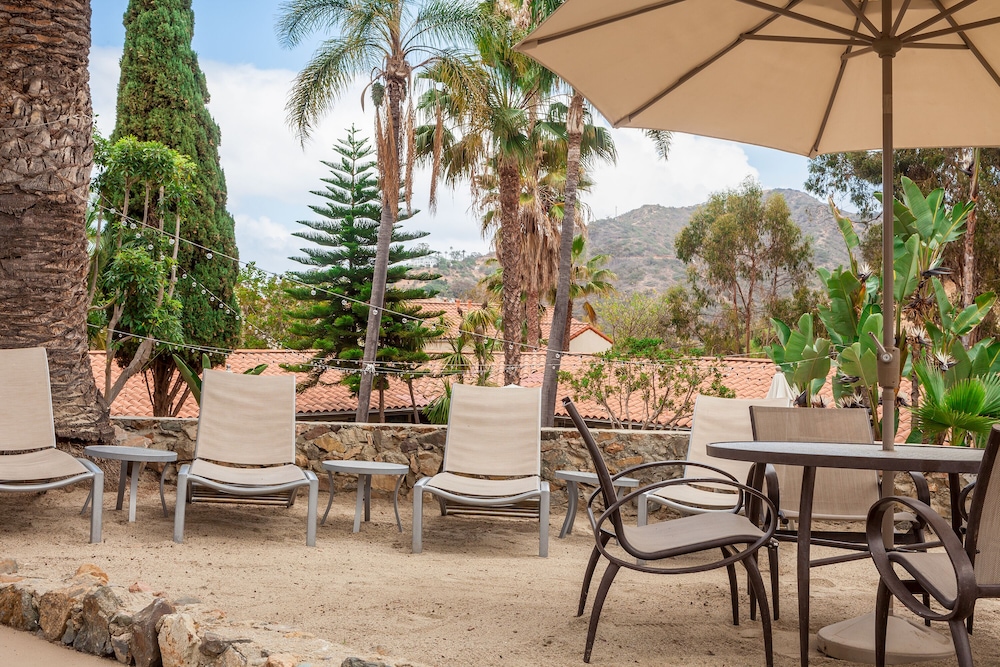 Catalina Canyon Inn - photo 33