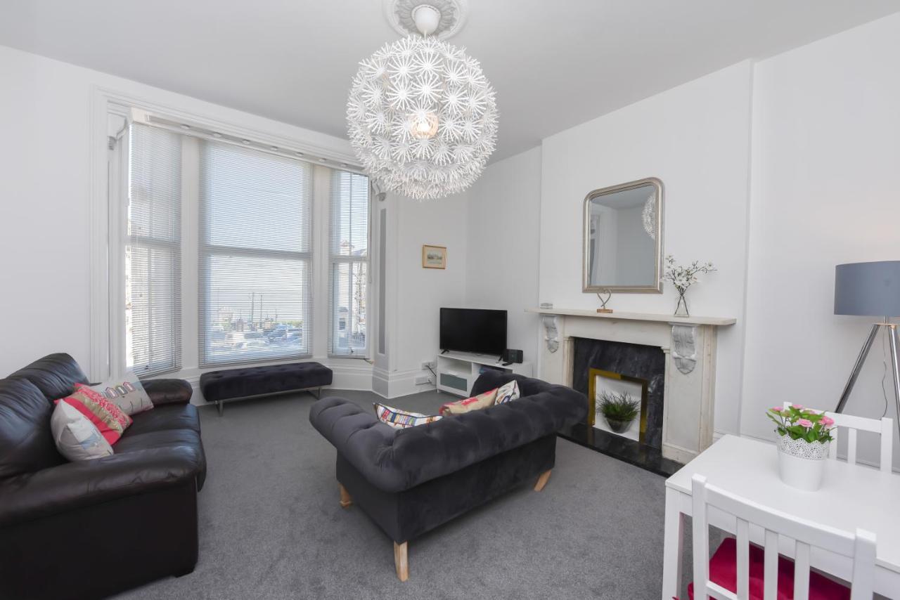 Spacious one bedroom apartment with a sofa bed offering a sea view sleeps four — 4-Star Luxury Hotel in Broadstairs, United Kingdom