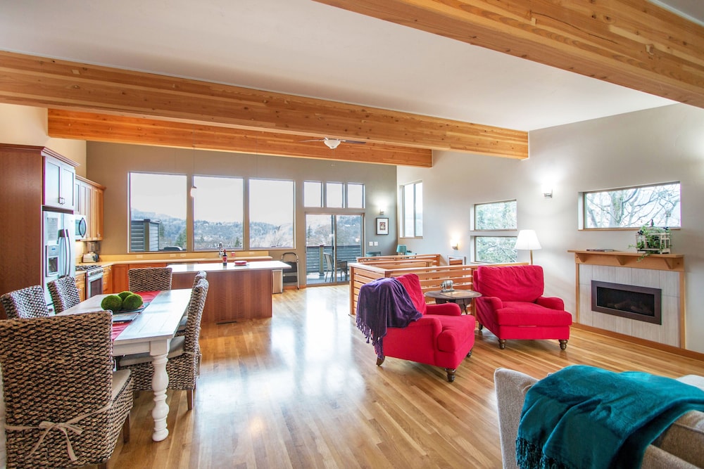 Blackberry Bramble — 4-Star Luxury Hotel in Hood River, United States