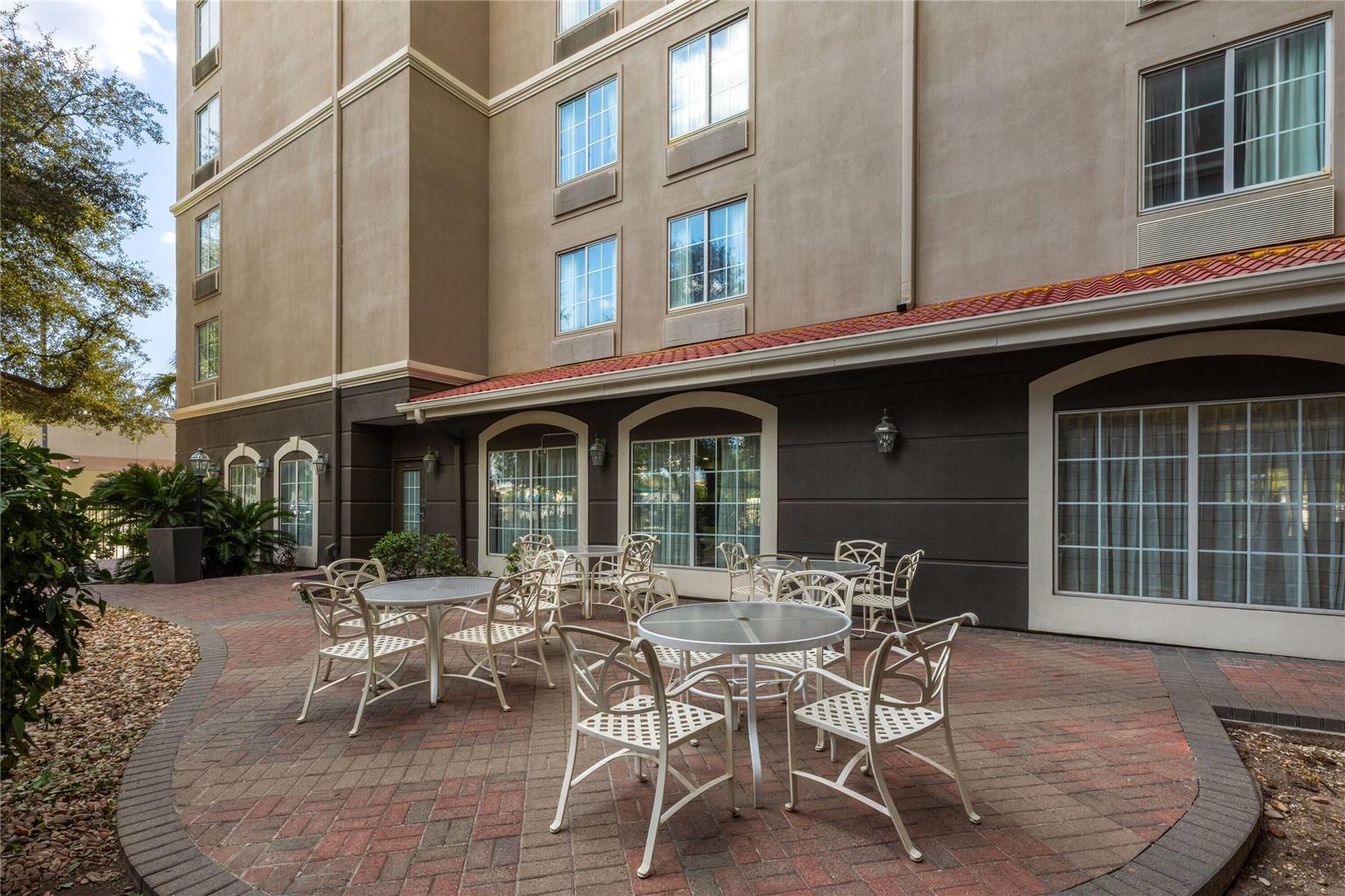 La Quinta Inn & Suites by Wyndham San Antonio Airport - photo 37