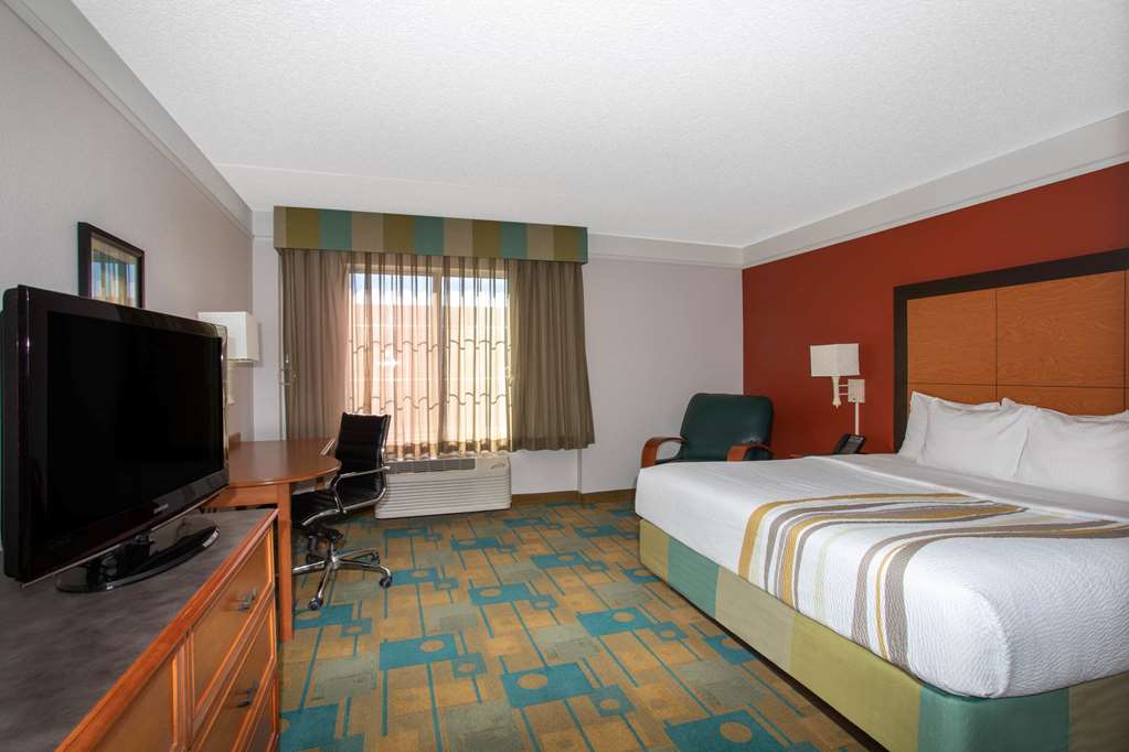 La Quinta Inn & Suites by Wyndham Denver Southwest Lakewood - photo 10