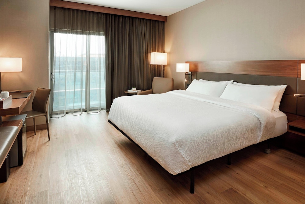 AC Hotel by Marriott Cincinnati at The Banks - photo 12