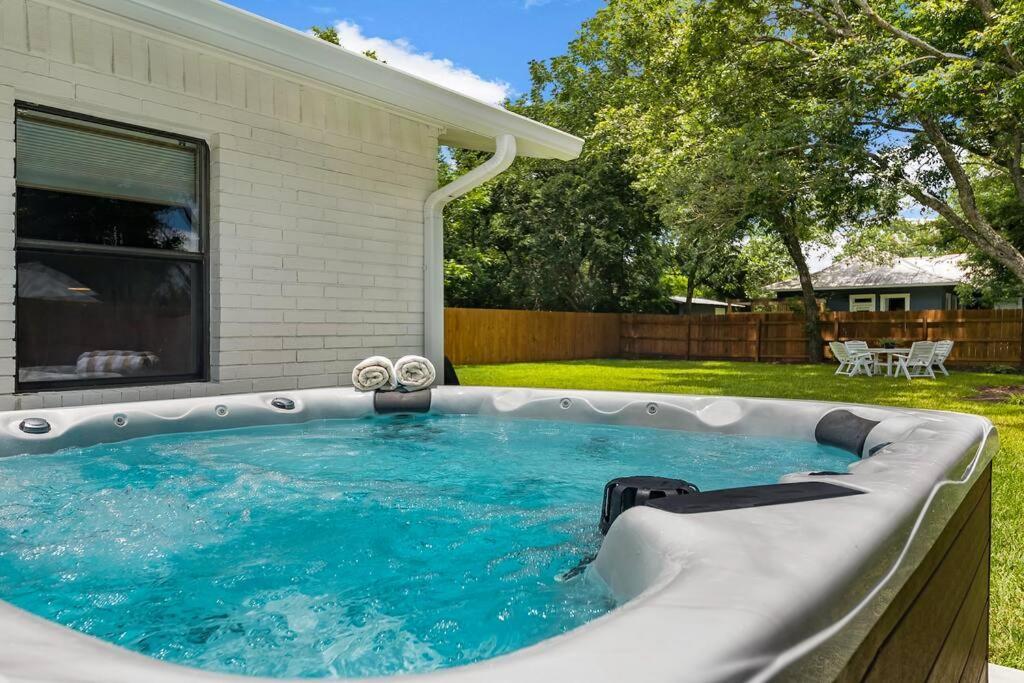 Bellflor Haus Full Kitchen plus Hot tub — 4-Star Luxury Hotel in Fredericksburg, United States