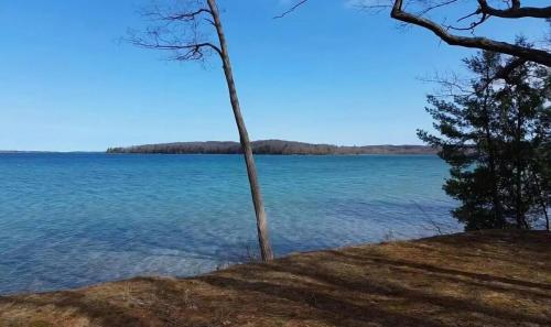Elk Edge Lakefront Charm Close to Horse Show and Torch Lake in Williamsburg, United States