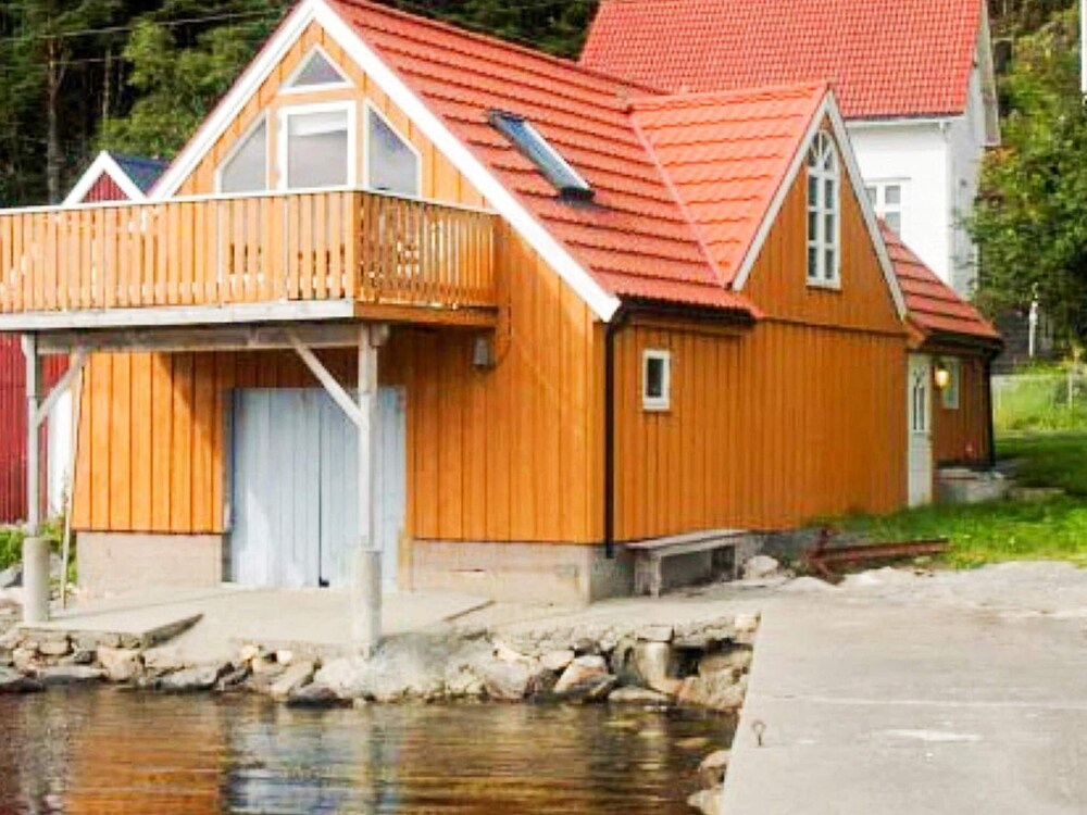 4 Person Holiday Home In Maloy By Traum 22333250 — Floro