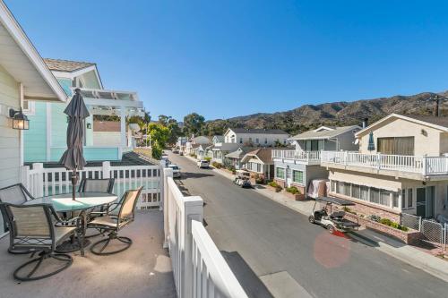 318CL Upper 318 Claressa Ave Upper in Avalon, United States