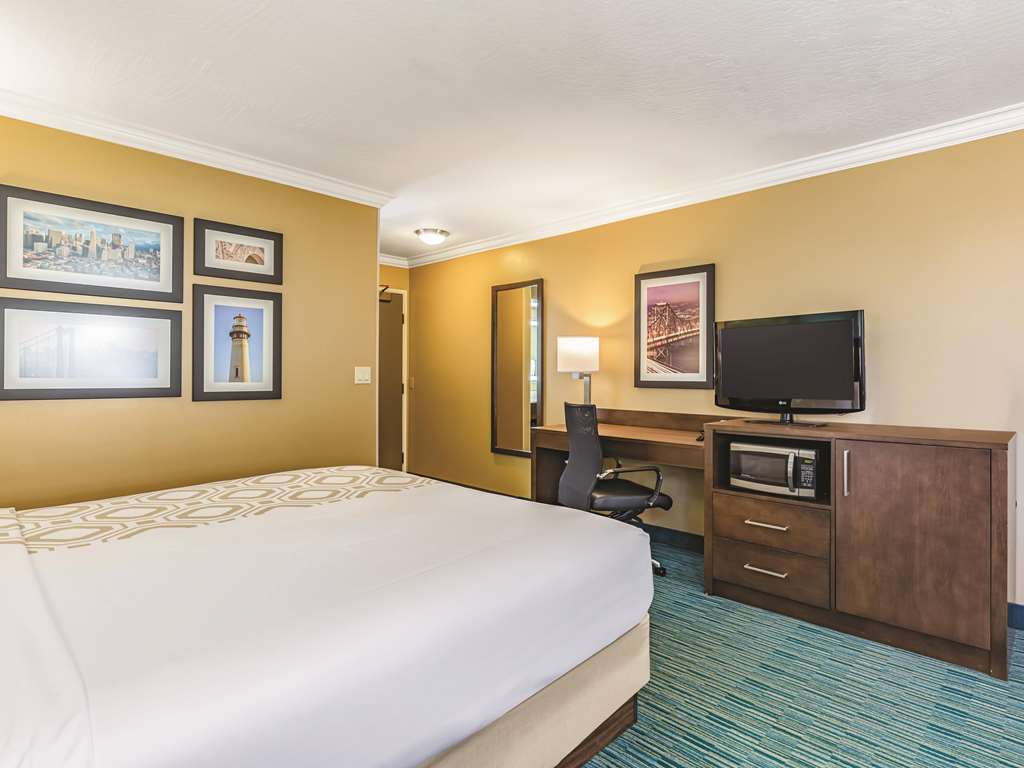 La Quinta Inn & Suites by Wyndham San Francisco Airport West - photo 21