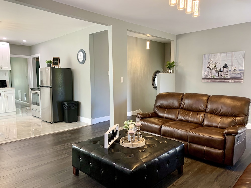 The Horseshoe Falls Villa 6BR Free Parking Minutes From Falls & Casino - photo 17