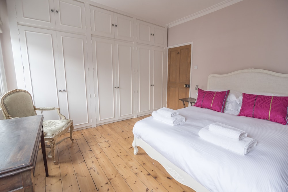 Traditional Home in Kew Gardens — 4-Star Luxury Hotel in Richmond, United Kingdom