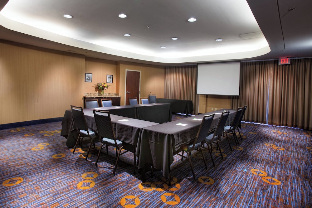 Courtyard by Marriott Fayetteville - photo 21
