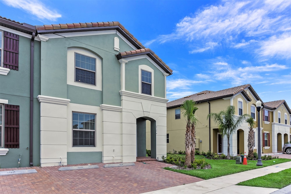 5brm Tiki Bar on Site & Restaurant in Davenport, United States