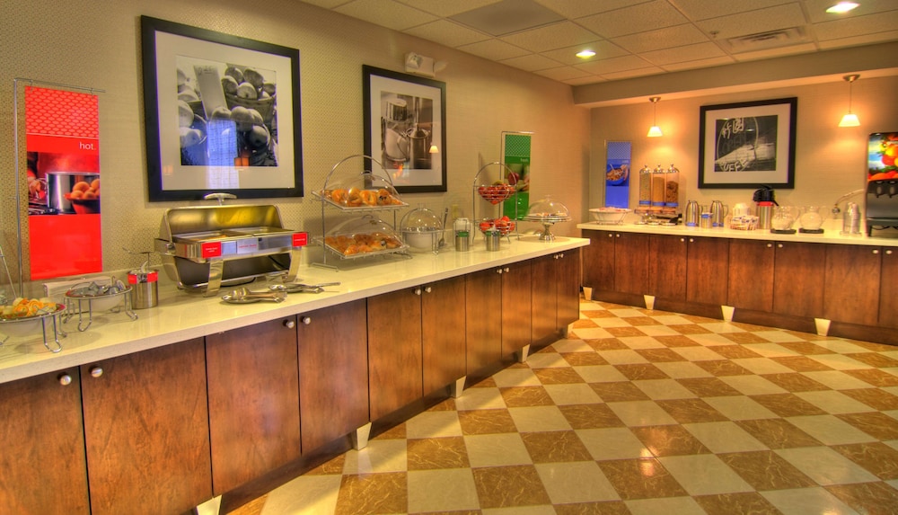 Hampton Inn & Suites Parsippany North - photo 32