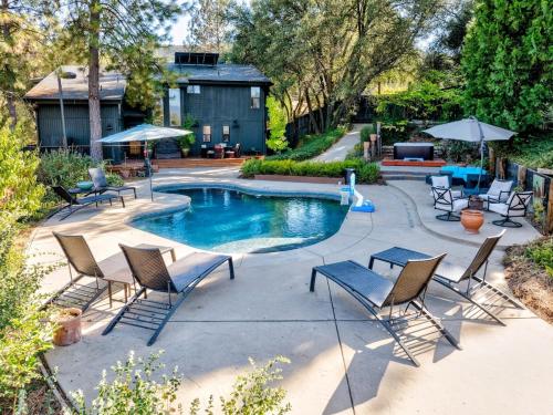 Spacious Mountain View Oasis Pool Spa & Game Rm in Oakhurst, United States