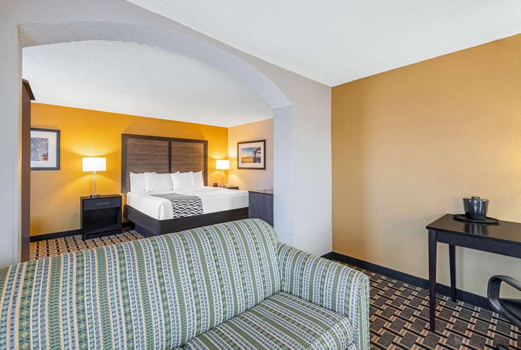 La Quinta Inn & Suites by Wyndham Denison N. Lake Texoma - photo 24