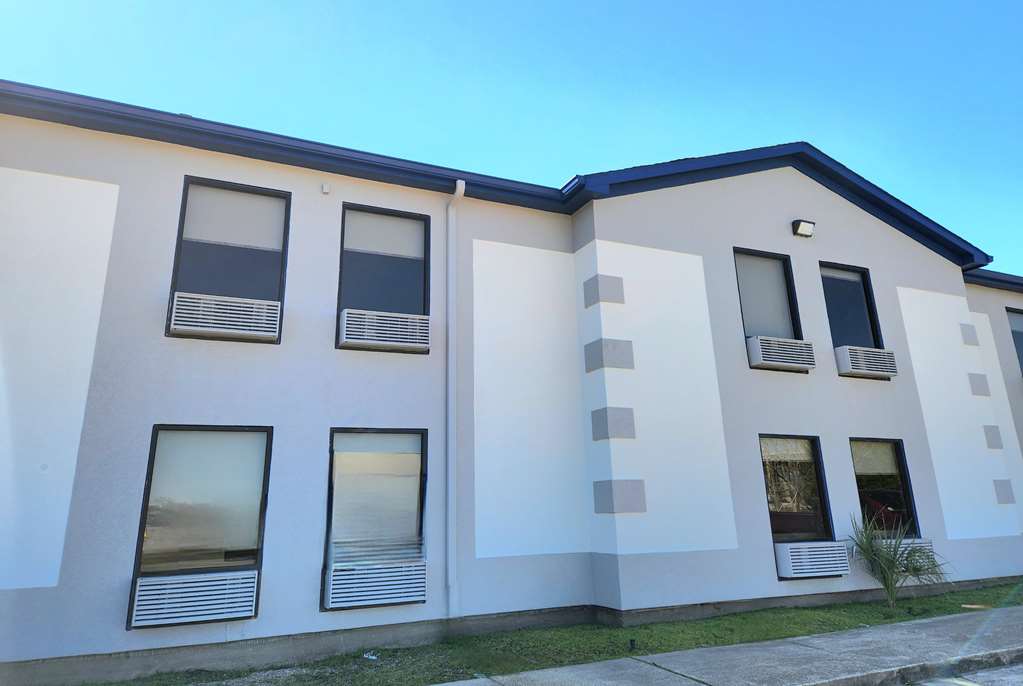Days Inn & Suites by Wyndham New Iberia — hotel in New Iberia