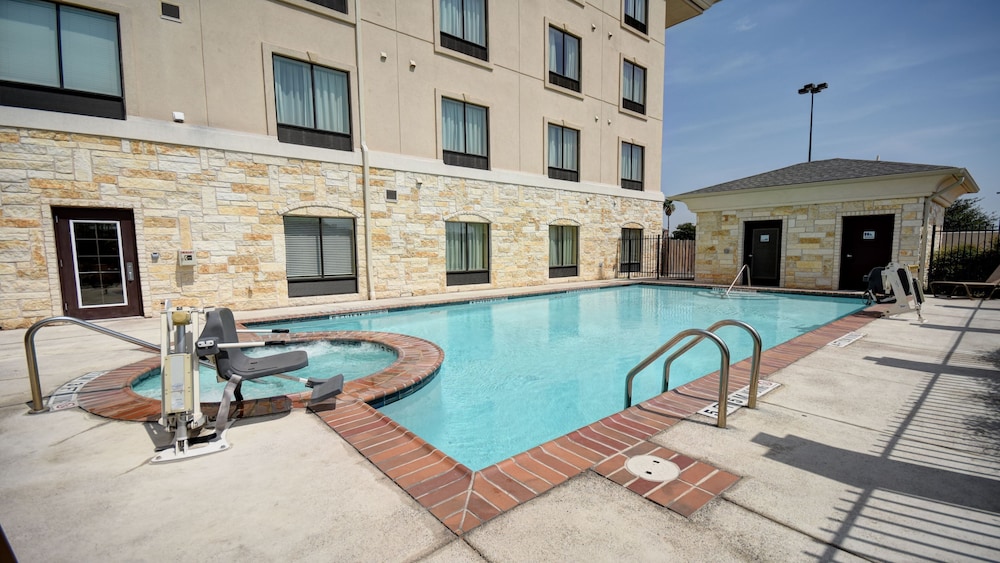 Holiday Inn Express & Suites Del Rio by IHG - photo 39