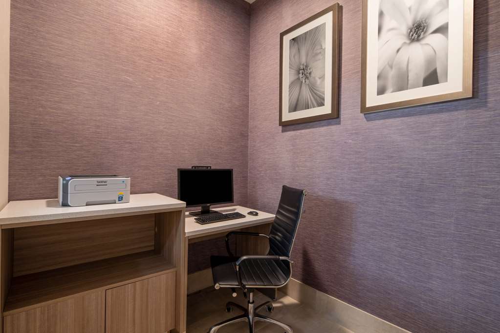 La Quinta Inn & Suites by Wyndham Atlanta Stockbridge - photo 13