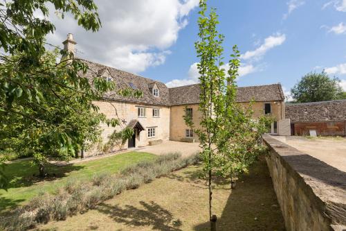 Almsbury Farmhouse — 4-Star Luxury Hotel in Winchcombe, United Kingdom