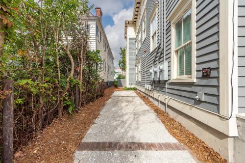 Secluded Courtyard & Parking 2 Blocks to King in Charleston, United States