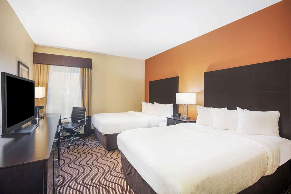 La Quinta Inn & Suites by Wyndham Beeville - photo 15