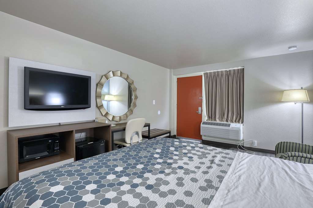 Econo Lodge Neenah - photo 36