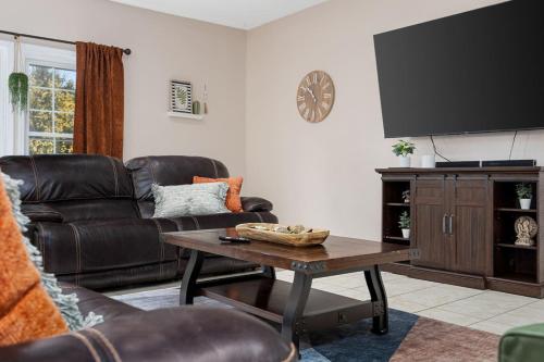 Poolside Palisade A Fun Family Retreat for 6 — 4-Star Luxury Hotel in Marquette Heights, United States