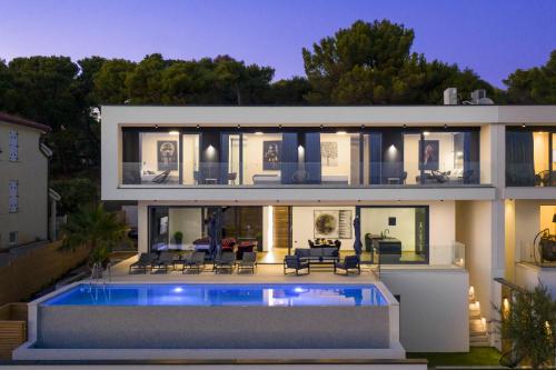 Luxury Villa Dali with sauna whirlpool and heated pool in Medulin only 1 7 km from the beach — 5-Star Luxury Hotel in Medulin, Croatia