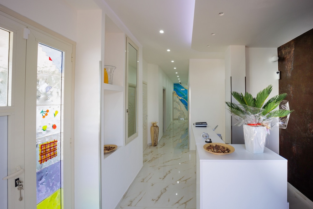 Reddimus Guest House — 4-Star Luxury Hotel in Naples, Italy