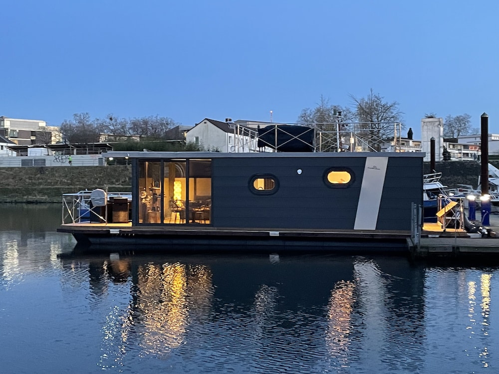 Hausboot Lore in Duisburg, Germany