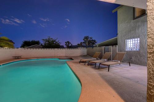 Vegas Hideaway Pool Bar Many Beds Near Strip