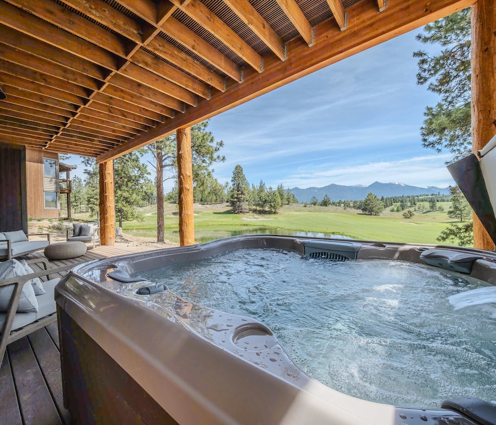 Home on the 10th Hole Home for 8 With Incredible Views & Hot Tub — 4-Star Luxury Hotel in Eureka, United States