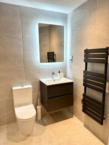 2 Bedroomed apt by Sefton Park and Spire Hospital — 4-Star Luxury Hotel in Liverpool, United Kingdom