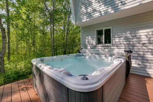 Northern Michigan Hideaway with Hot Tub and Fire Pit — hotel in Elmira