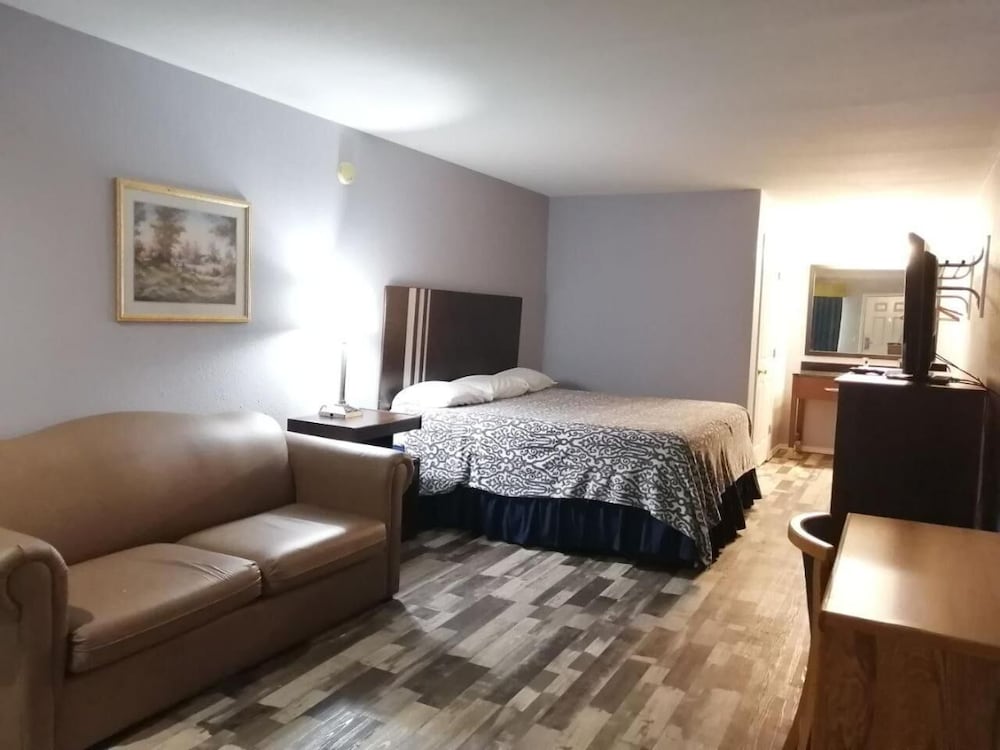 Riata Inn Crystal City - photo 11