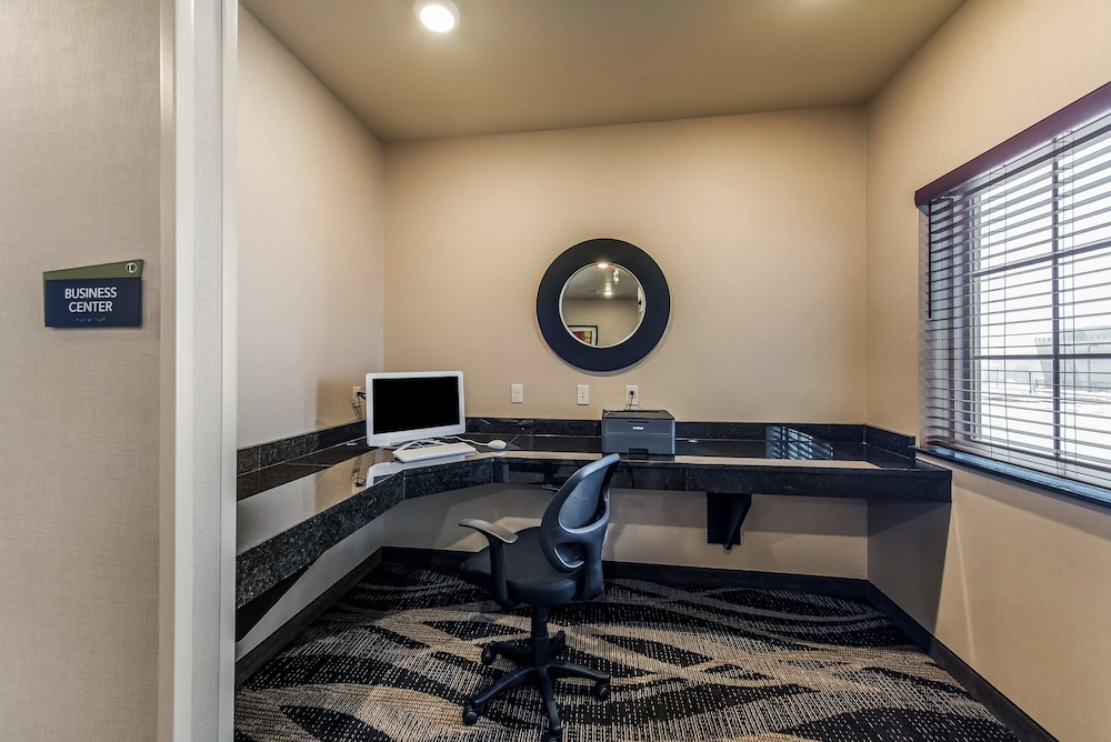 Cobblestone Hotel & Suites Hutchinson - photo 48