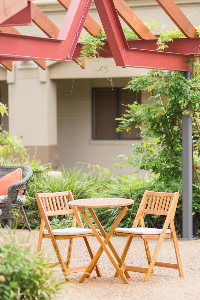 Vineyard Court Designer Suites Hotel - photo 41