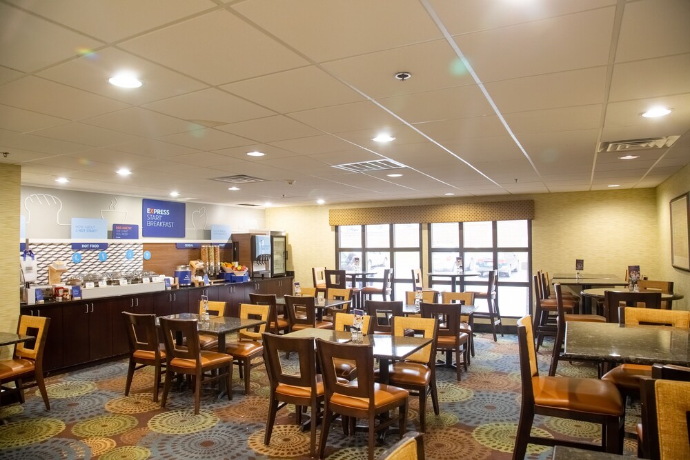 Holiday Inn Express & Suites Central Omaha by IHG - photo 24