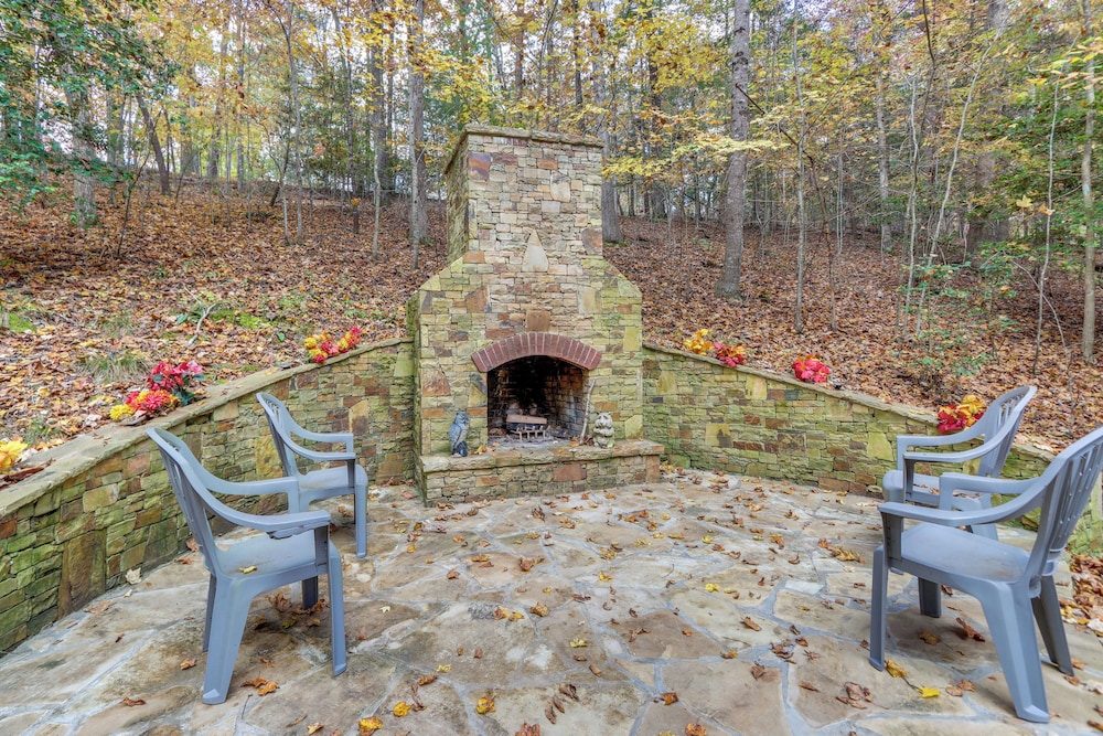 Quiet Murphy Hideaway W Decks Outdoor Fireplace — Murphy