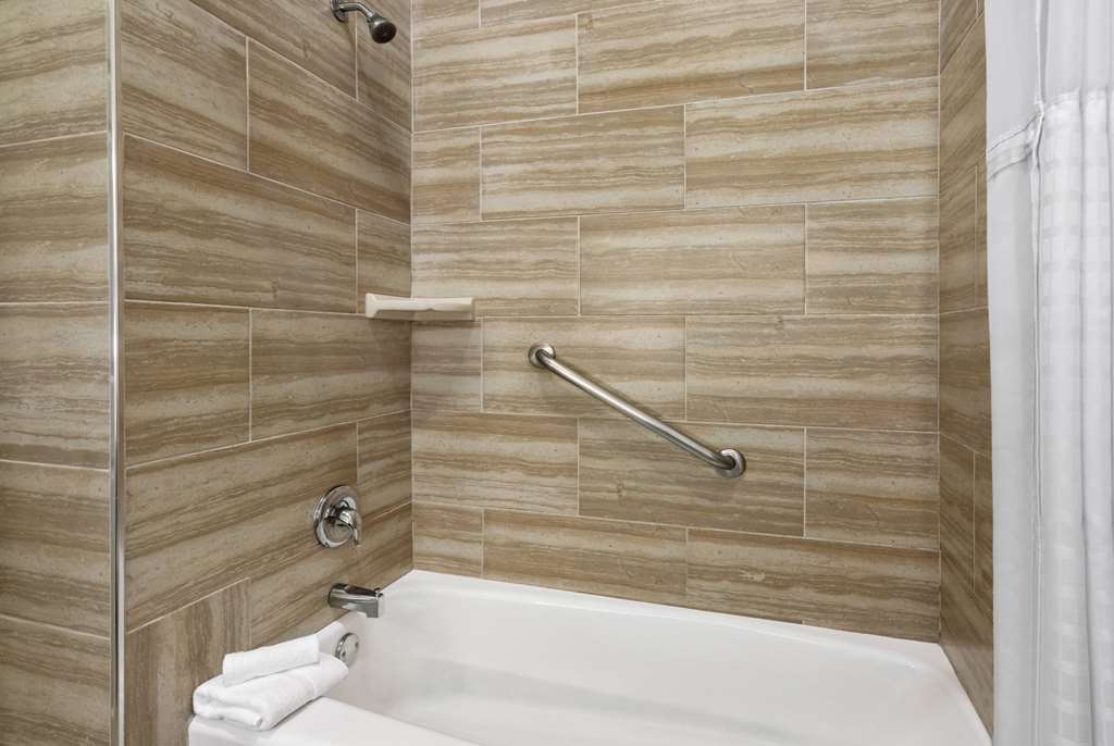 La Quinta Inn & Suites by Wyndham Brownsville North - photo 39