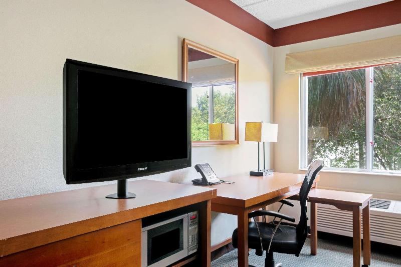 La Quinta Inn & Suites Miami Cutler Ridge - photo 8