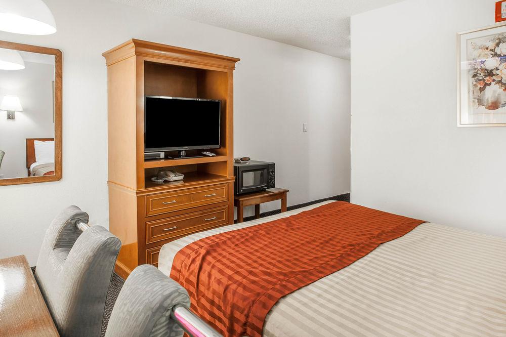 Econo Lodge SeaTac Airport North Seattle - photo 9