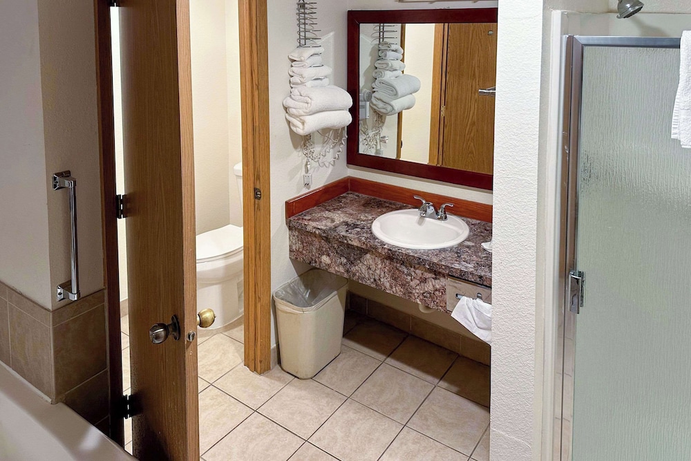 Econo Lodge Edmonds North Seattle - photo 33