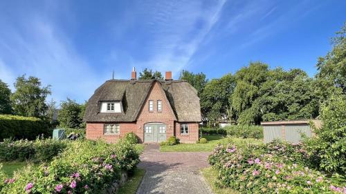 Reetdachhaushaelfte 1 — 4-Star Luxury Hotel in Sankt Peter-Ording, Germany