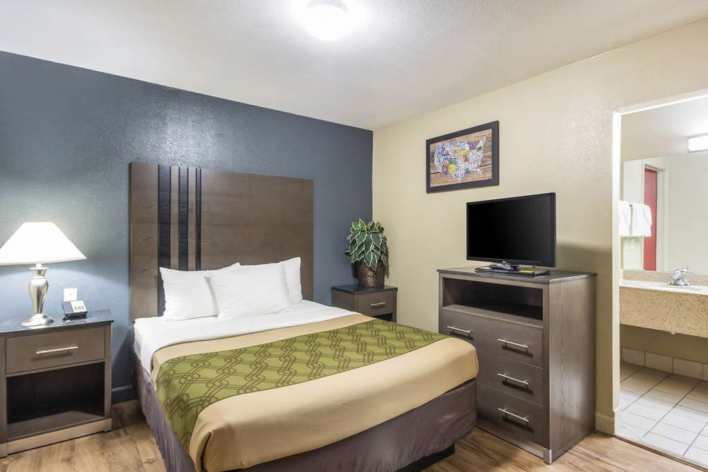 Econo Lodge Inn & Suites I 35 at Shawnee Mission - photo 42