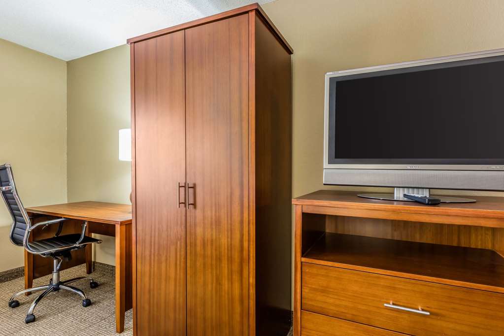 Comfort Inn & Suites Airport American Way - photo 9