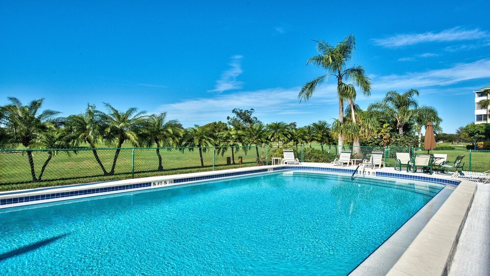 2 BR Capri Vacation Condo NVR 38705 — 4-Star Luxury Hotel in Naples, United States