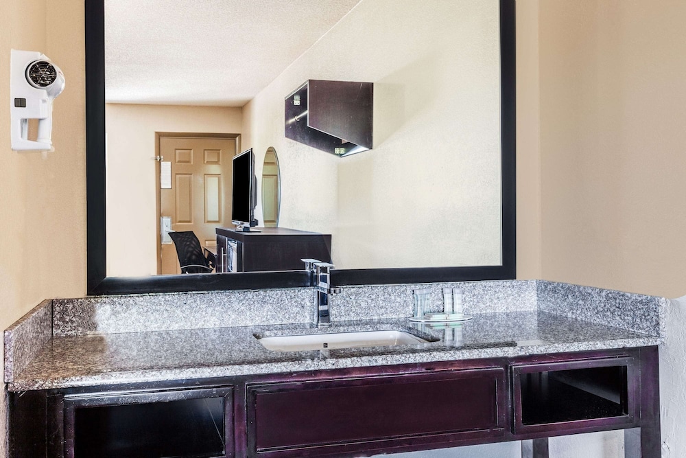 Super 8 by Wyndham Stockbridge - photo 20